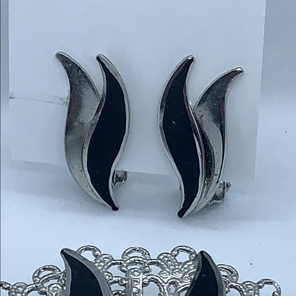 Silver tone with black Art Deco style flames - Picture 3 of 5